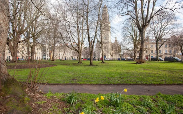 Central Designer 2 Bedroom Apartment in Portland Square