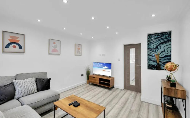 Newly Refurbished 2 Bed Hse Town Centre