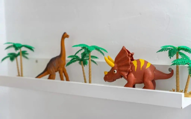 Triceratops Landing I Fire Place I Games I Netflix