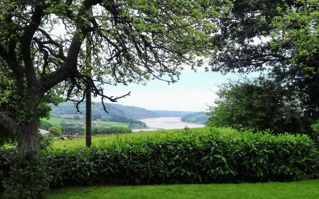 Holiday Home With sea Views, Tregarvan