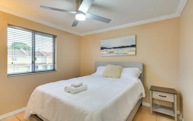 Opa-locka Townhome, 15 Mi to Miami Beach!