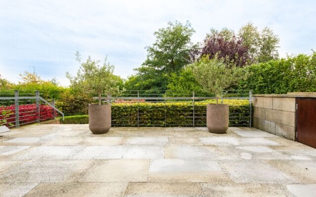 The East Finchley Retreat - 6BDR House with Swimming Pool, Garden, Parking, Pool Table Room