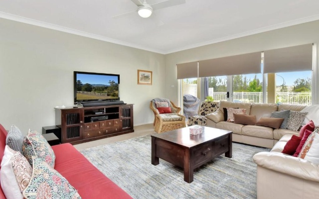 Silver Springs Estate 4br house + 6br house with Wifi, Pool. Fireplace, Views, Olives and Space – Guest Rooms – Rothbury