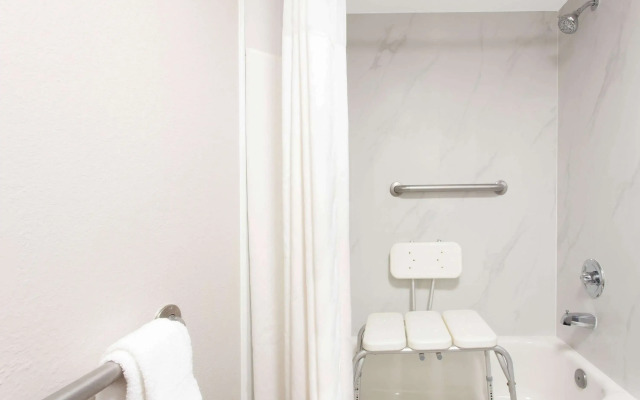 Days Inn by Wyndham Clinton / Laurens I-26