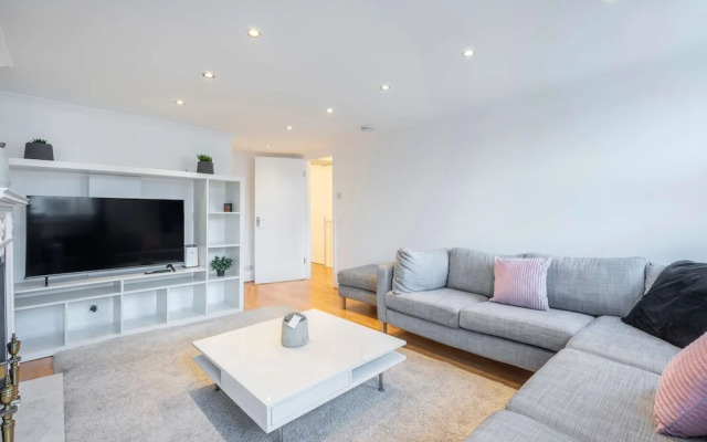 Above Beyond - Fitzrovia - by Frankie Says