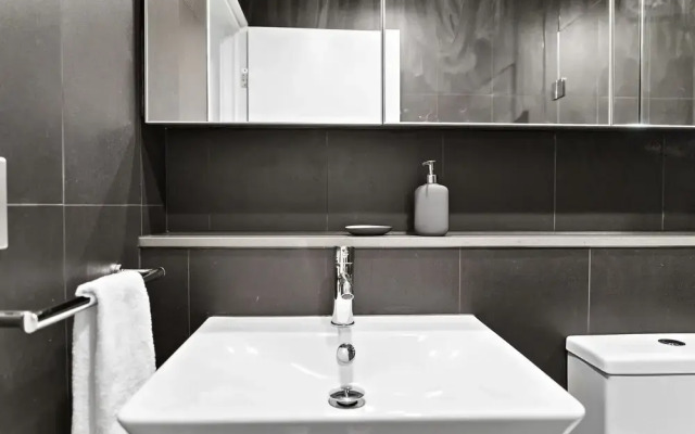 ABIGAIL, 2BDR Docklands Apartment