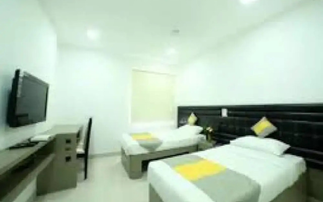 Cosy Room With Private Bath And Work Desk