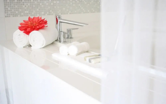 Schoenbrunn Inn & Suites