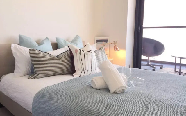 Deluxe and Brand New Lakeside Apartment