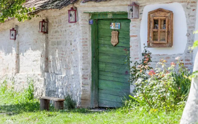 Dominic Boutique, Little Barn , Cloasterf