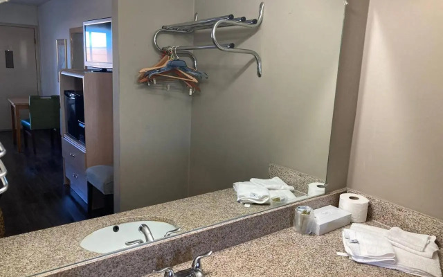 Tree Inn & Suites Albuquerque.