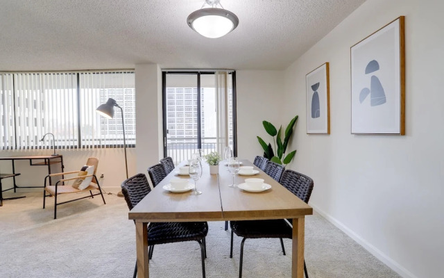 Charming Elegance Crystal City Apartment