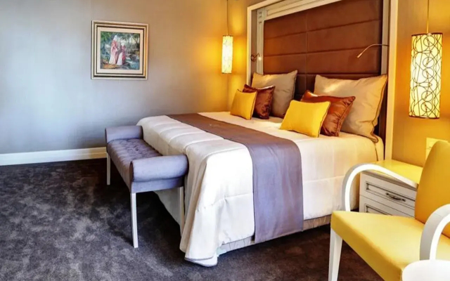 Qlusive Hotel