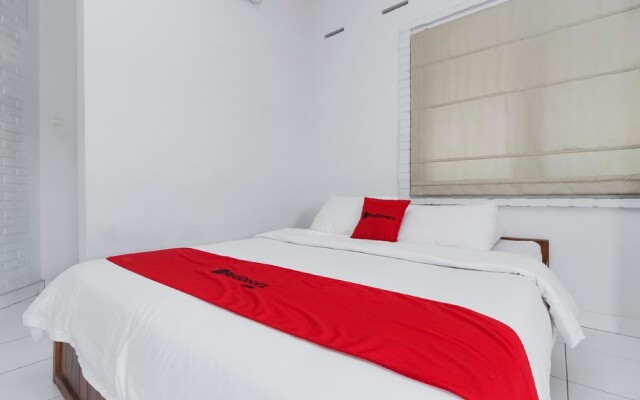 RedDoorz Plus near Dago Pakar