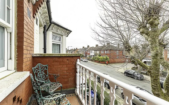 Beautiful Three Bed Abode Near Dollis Hill