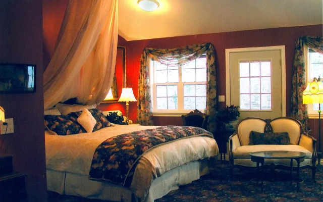 Hearthstone Elegant Lodge by the River
