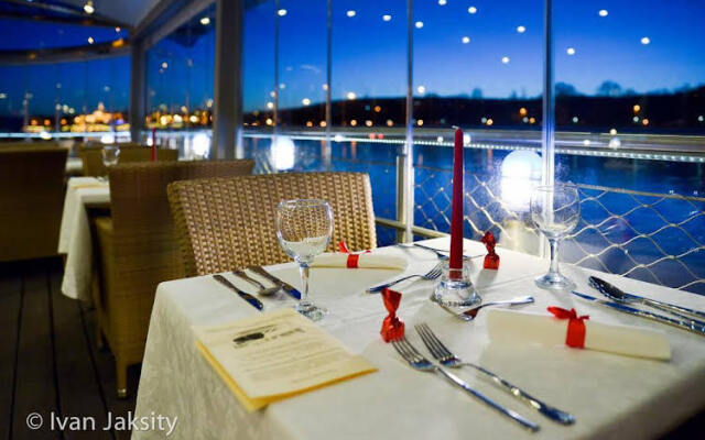 Vogue Apartments Room