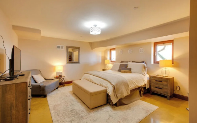 Lovely Belmont Apartment w/ Stunning Views!