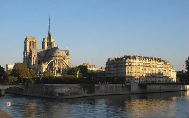 One-Bedroom Apartment Downtown