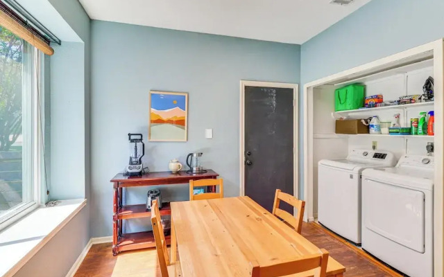 Deck & Greenbelt Access: Lovely Austin Home