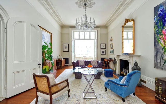 Grand 2 Bedroom Flat, Kensington