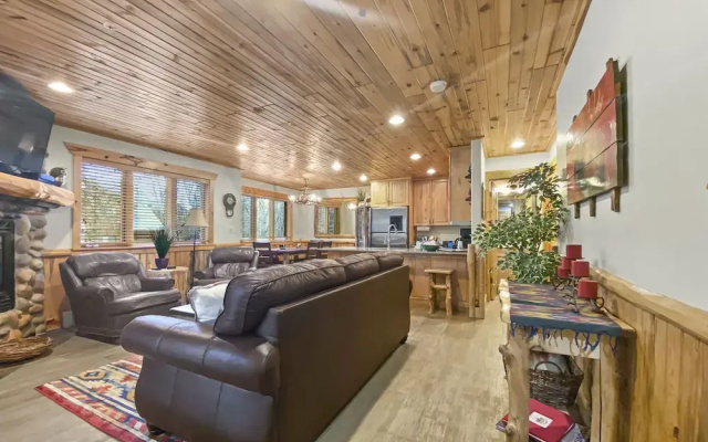 Timberwolf Lodge 6 2 Bedroom Cabin by RedAwning