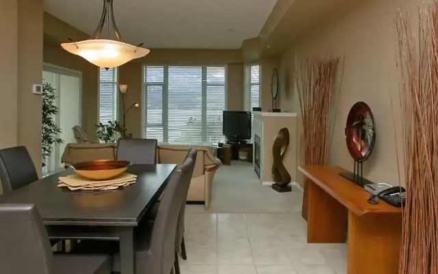 Sunset Waterfront Resort by DKRA