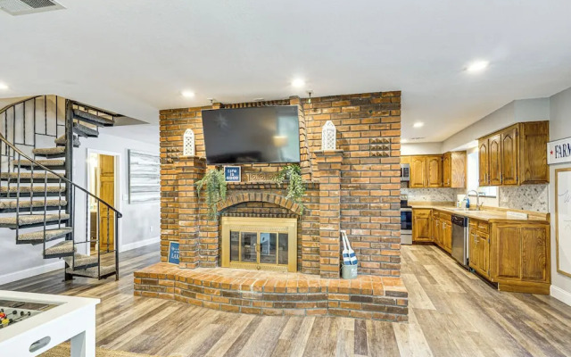 Waterfront Yard, Dock + Game Room: Linn Creek Home