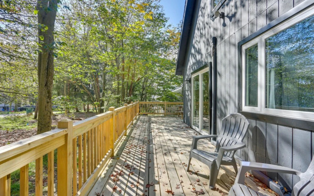 Modern Poconos Chalet w/ Private Hot Tub, Fire Pit