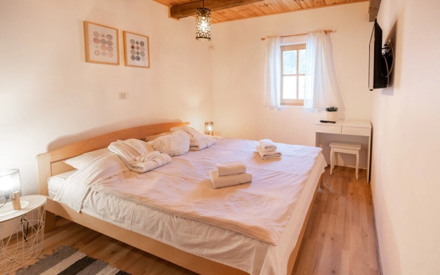 Chalet Markoci With Hot Tub