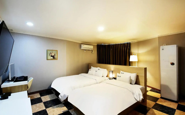 White Tourist Hotel