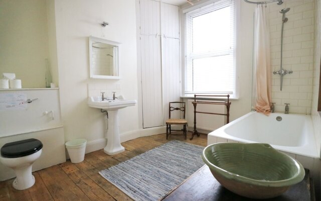 Charming 2 Bedroom House With Garden in East London