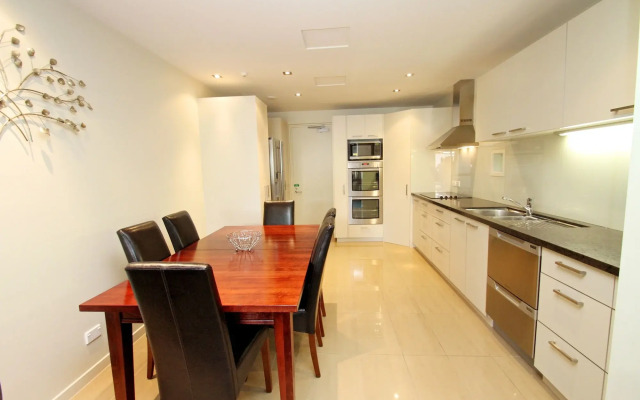 DeLorenzo's Studio Apartments