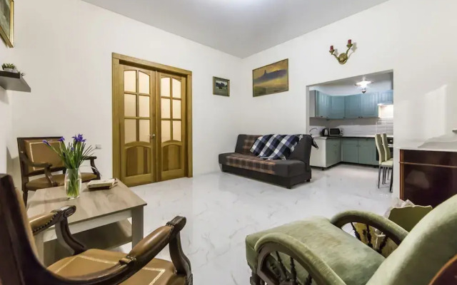 Antique Art Apartment at Khreschatyk