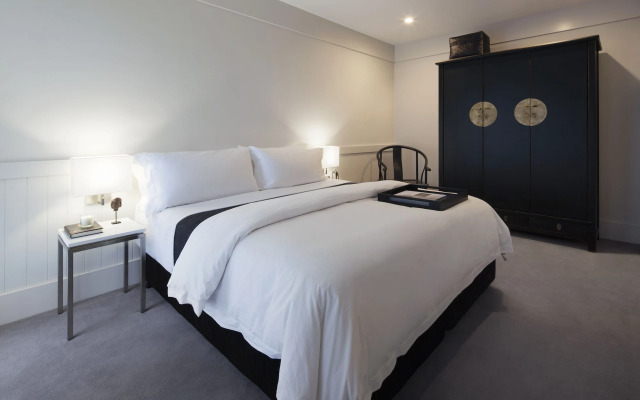 Burbury Hotel & Apartments