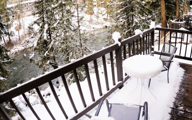 LOGE Leavenworth Riverside