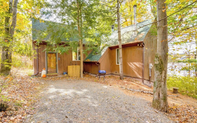 Stunning Lake & Mtn Views: Cozy Catskills Cabin!