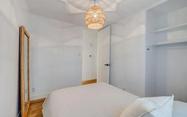 The Elm, 4 Bed Bungalow with Backyard and Firepit