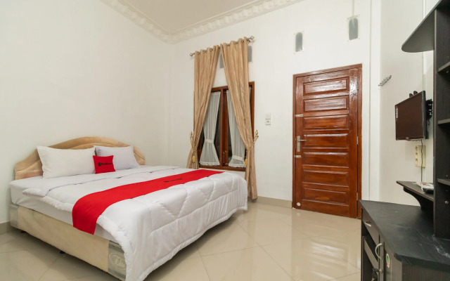 RedDoorz Syariah near Universitas Putra Indonesia Padang