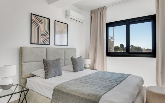 Sanders River Plaza Nice 3 Bedroom Apt w Terrace
