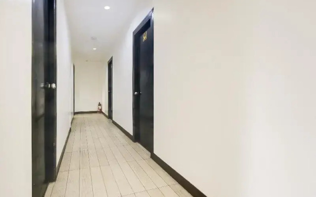 895 Golden Majestic Pension Inn