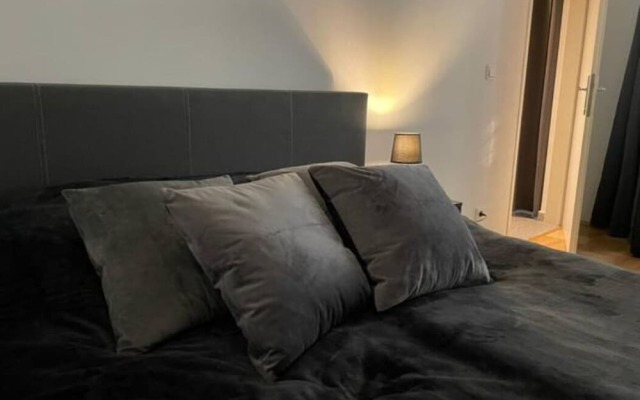 Designer Apartment - 5 min to Center