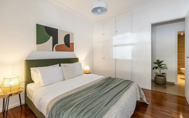 Stylish 1BR Retreat Near Alimos Beach Tram