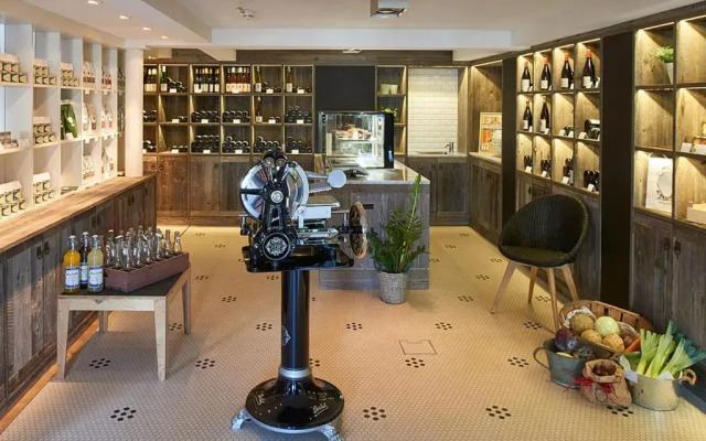 LA Maison Hotel
