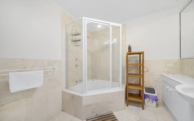 Bright 2-bed With Private Balcony