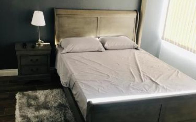 Amazing Spare Bedroom ... 2/B 2/B suite Behind LV Convention Center