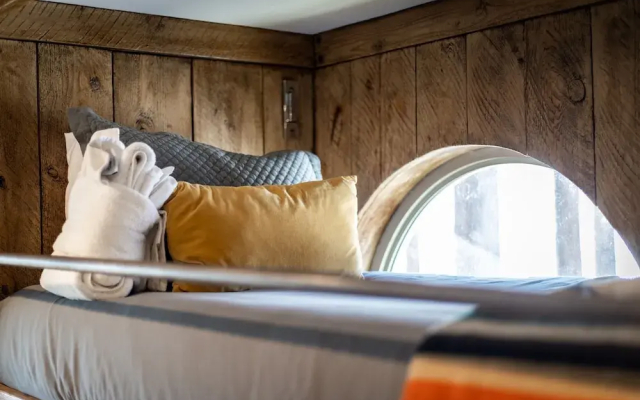 Luxe Mountain Chalet - Hot Tub, Man Cave, Foosball, Peloton