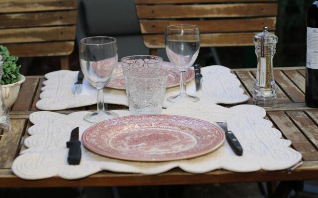 Coquet T2 ,terrasse,parking ,4 kms d Avignon