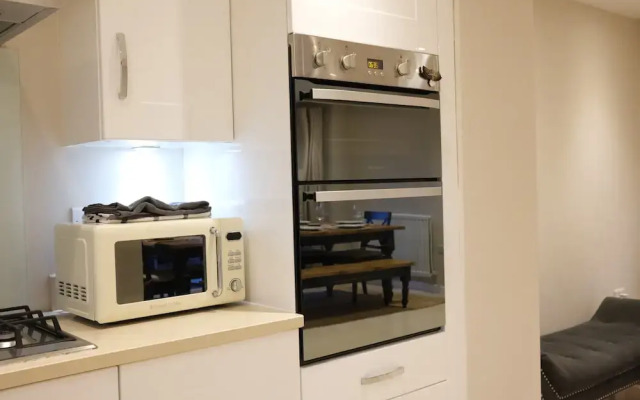 Bicester Villa - 6 Bed - Sleeps 14
