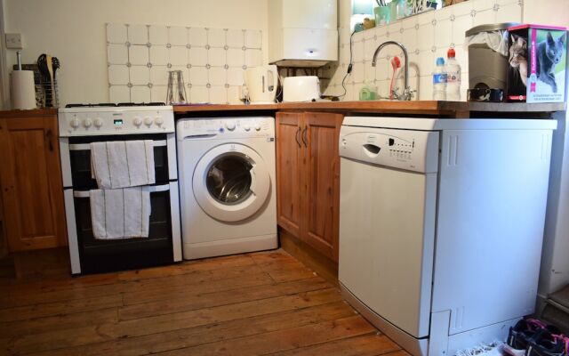 2 Bedroom Flat In Earlsfield